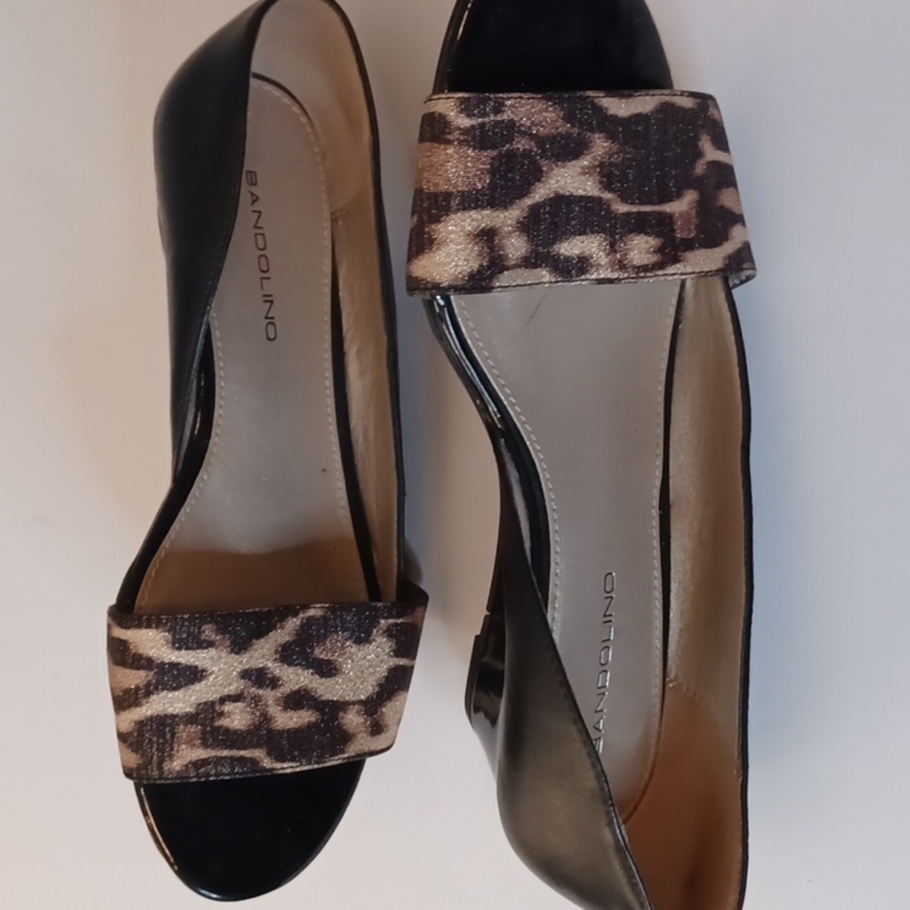 Bandolino Candra animal print gold and brown open toe size 6 1/2 small Wedge